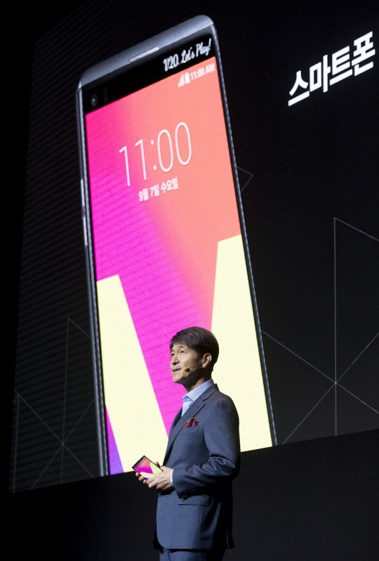 조준호 LG전자 MC사업본부장(사장)이 지난 9일 LG전자 주식 2000주를 매입했다. 신규 전략 스마트폰 'G6'에 대한 자신감과 성공 의지를 드러낸 것으로 분석된다. 사진은 조준호 사장이 지난해 9월 서울 LG전자 서초 R&D캠퍼스에서 열린 신제품 발표회에서 V20을 소개하는 모습.  유동일기자 eddieyou@